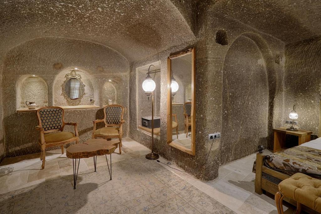 Hera Cave Suites - 18