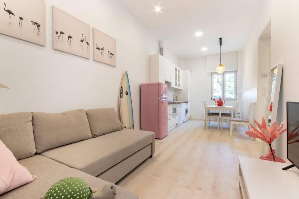 a living room with a couch and a kitchen at Old Town IV by Next Stop Bilbao in Bilbao