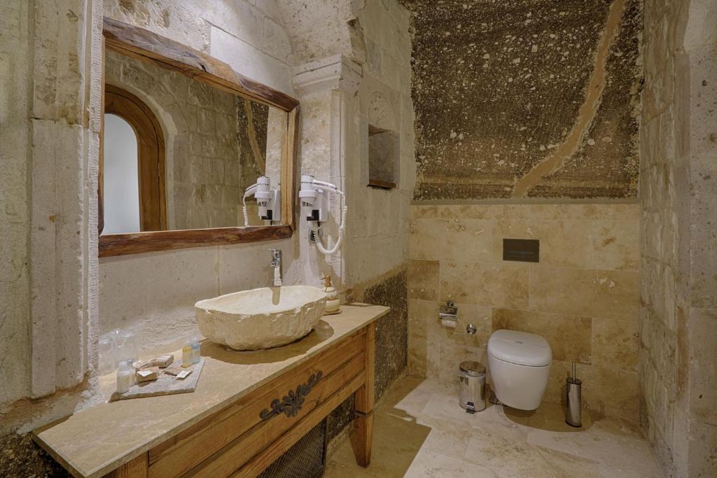 Koupelna v ubytování Hera Cave Suites