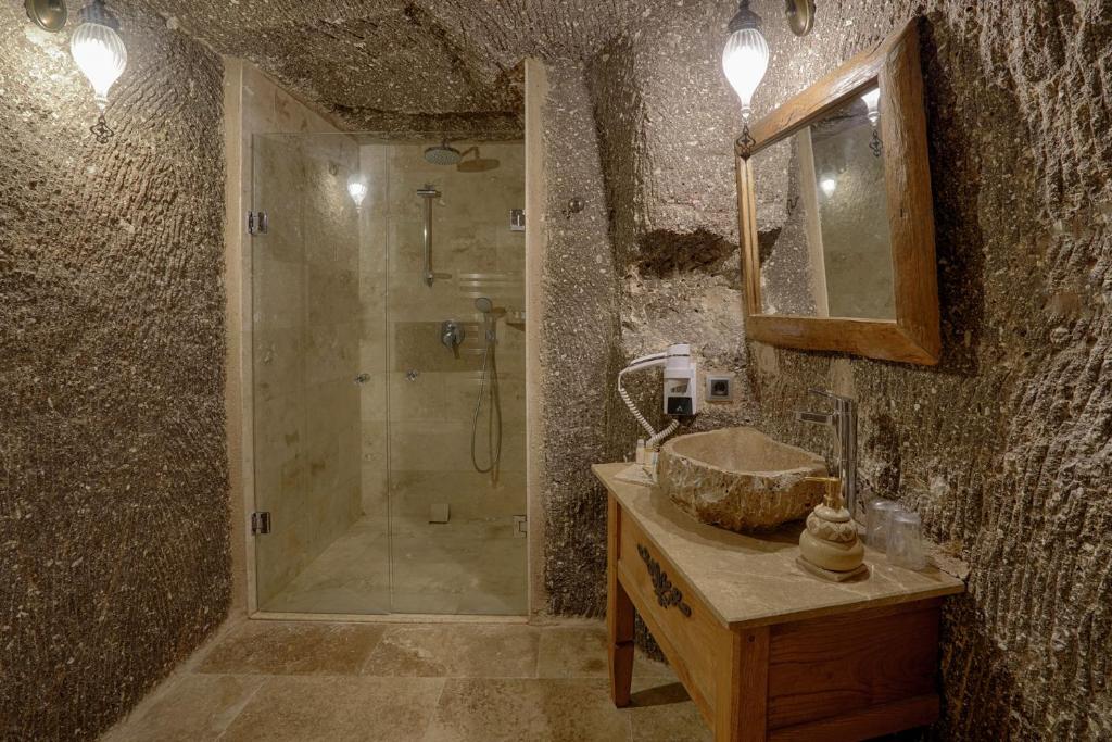 Koupelna v ubytování Hera Cave Suites