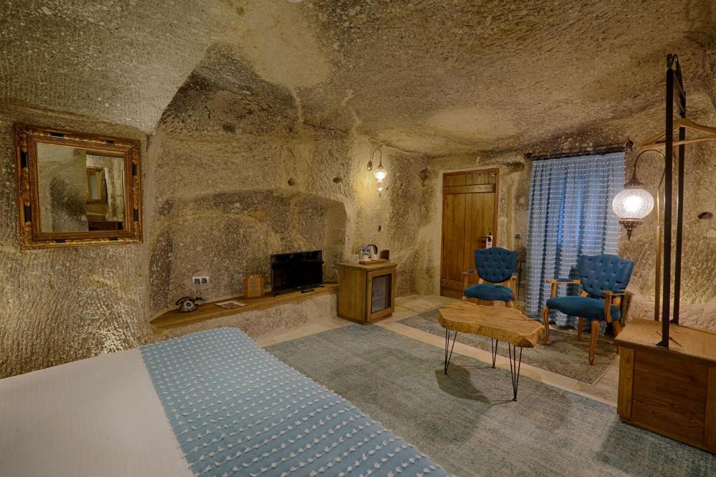 TV a/nebo společenská místnost v ubytování Hera Cave Suites