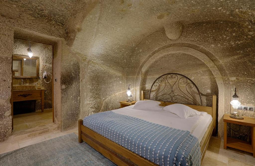 Postel nebo postele na pokoji v ubytování Hera Cave Suites