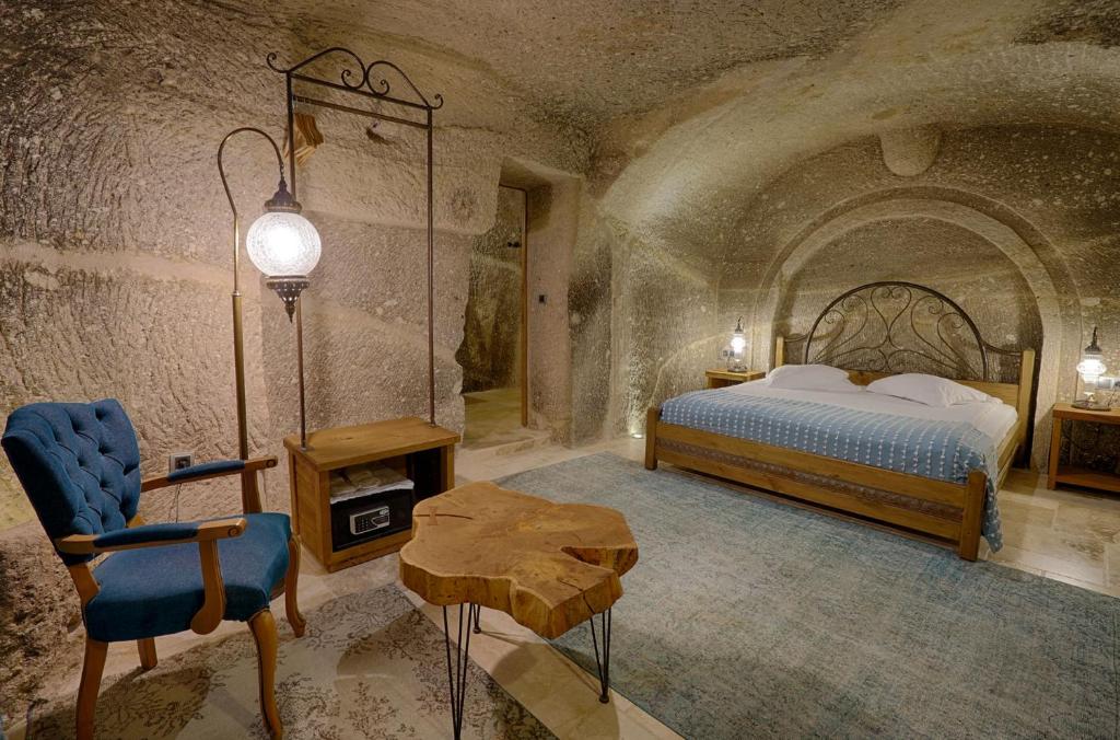 Postel nebo postele na pokoji v ubytování Hera Cave Suites