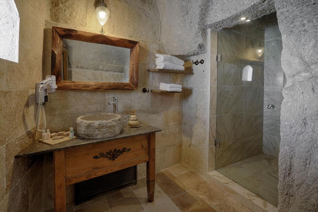Koupelna v ubytování Hera Cave Suites