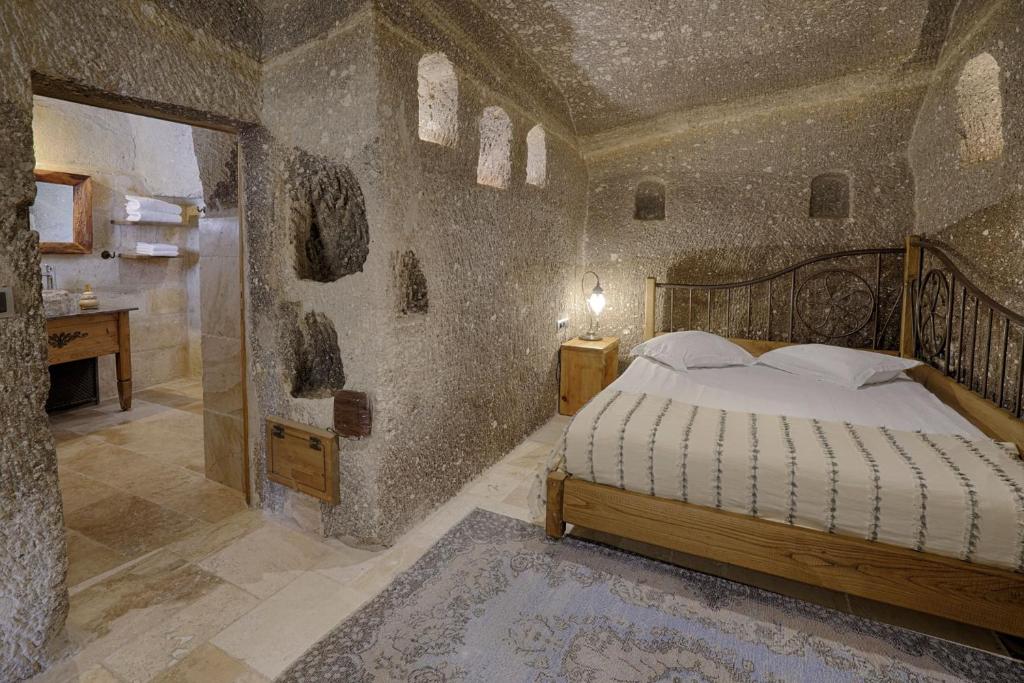 Postel nebo postele na pokoji v ubytování Hera Cave Suites