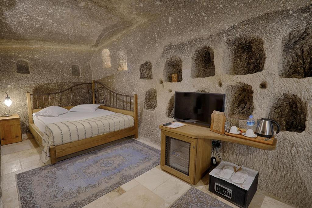 Postel nebo postele na pokoji v ubytování Hera Cave Suites