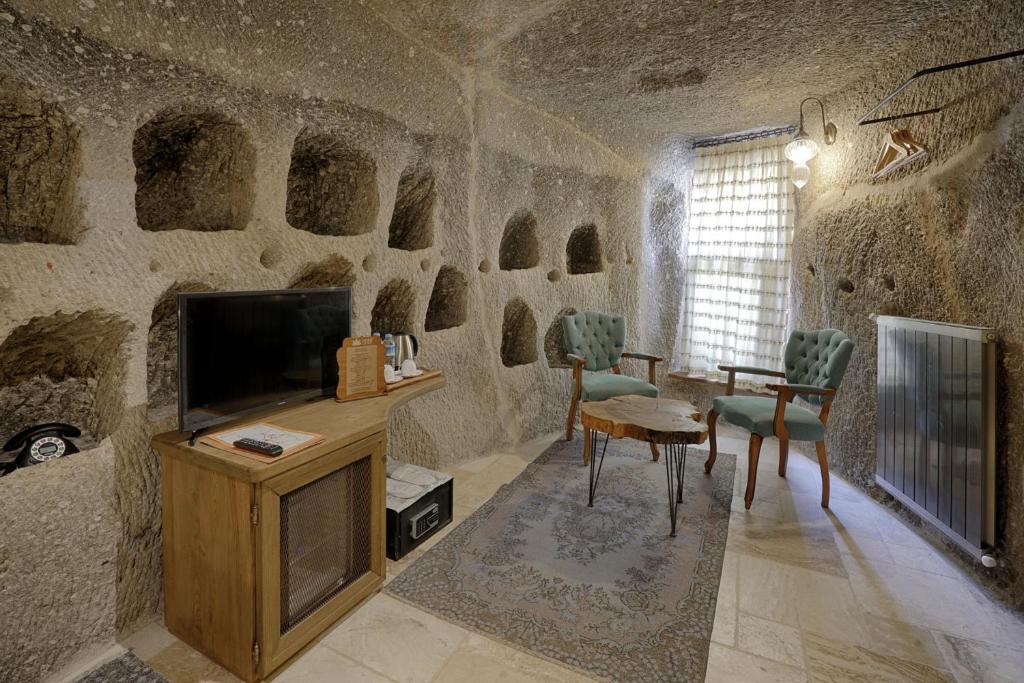 TV a/nebo společenská místnost v ubytování Hera Cave Suites