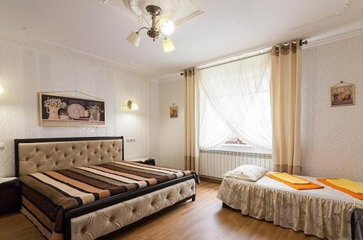 リヴィウにあるHouse in Lvivのベッドルーム1室(ベッド2台、窓付)