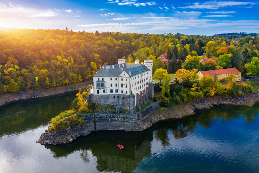 widok z powietrza na budynek na wyspie w wodzie w obiekcie Novohradská w Czeskich Budziejowicach