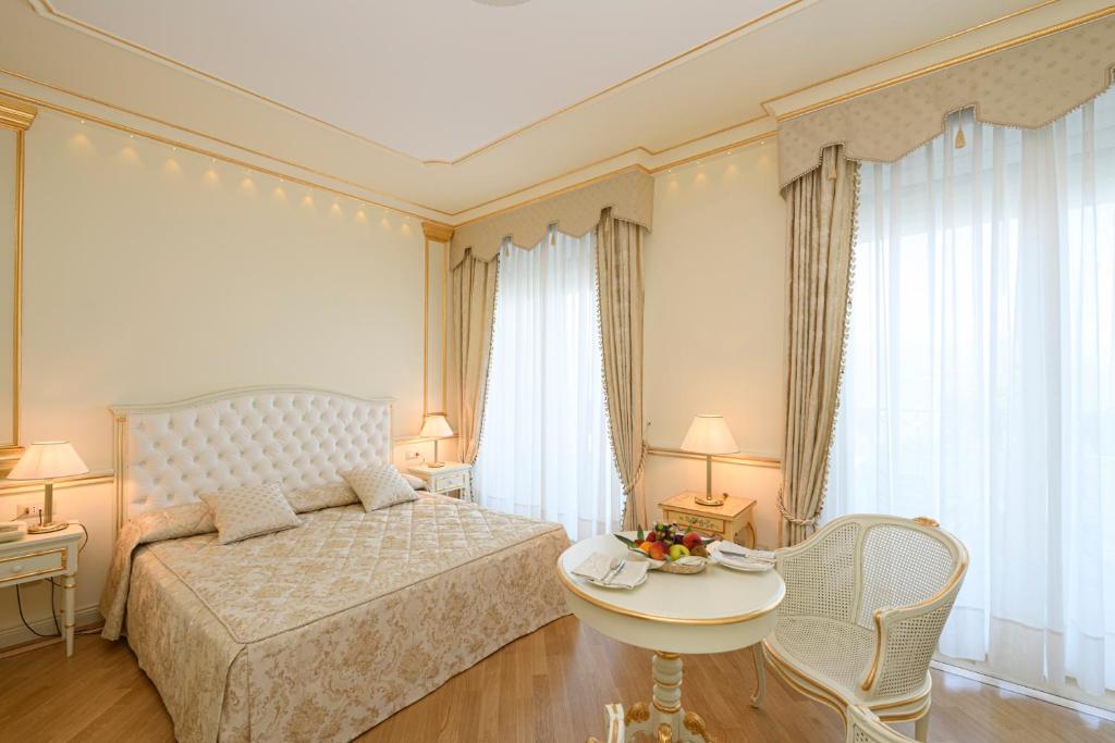 Postel nebo postele na pokoji v ubytování Hotel Astoria