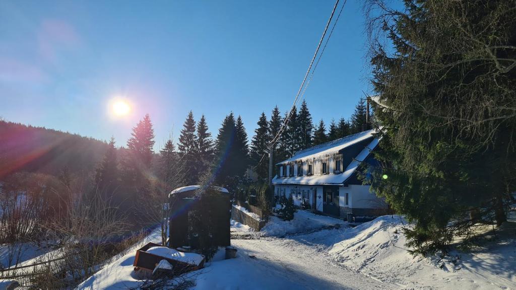 een huis op een skilift in de sneeuw bij Chata Viktorka in Malá Morávka