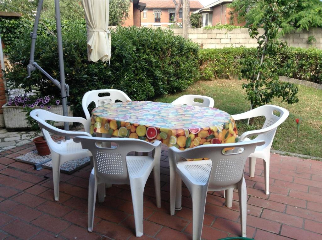 a table and chairs with a colorful table and chairs at Il Pescatore in Marina di Pisa