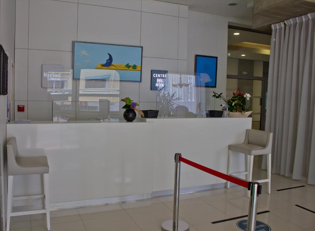 Лобби или стойка регистрации в Kyriad Prestige Perpignan Centre Gare