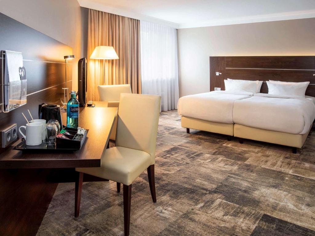 Un pat sau paturi într-o cameră la Mercure Hotel Hagen