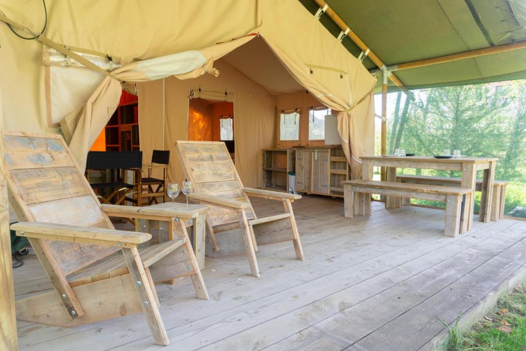 a room with chairs and a table in a tent at Tiendas safari Chill-Outdoor in Perarrua