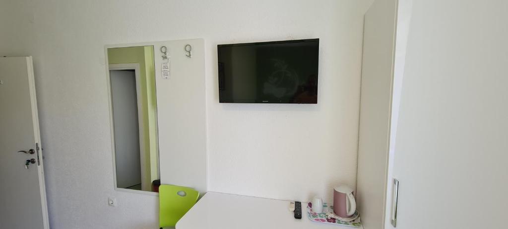 TV a/nebo společenská místnost v ubytování Nirvana Rooms & Apartments