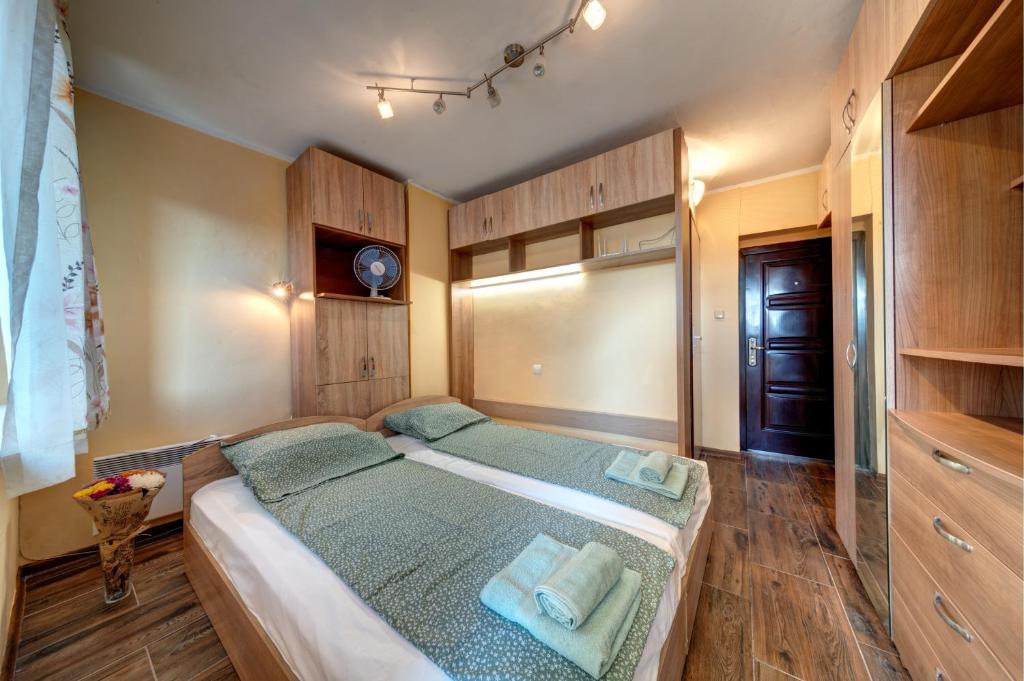 Funny-Gunny Room to the Sea Garden