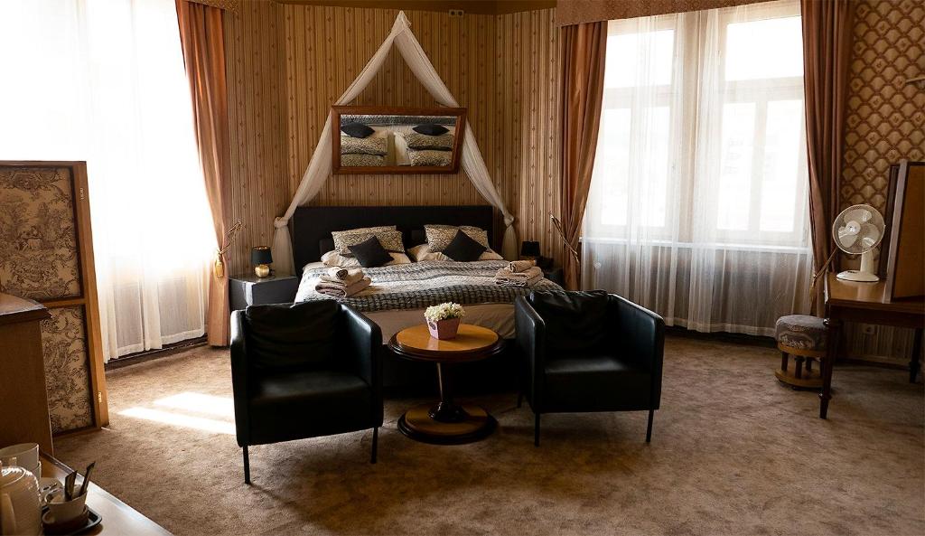 1 dormitorio con 1 cama, mesa y sillas en Light Rooms Prague en Praga
