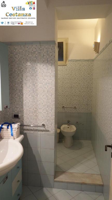 łazienka z toaletą i umywalką w obiekcie Villa Costanza Casa Vacanze w mieście Avola
