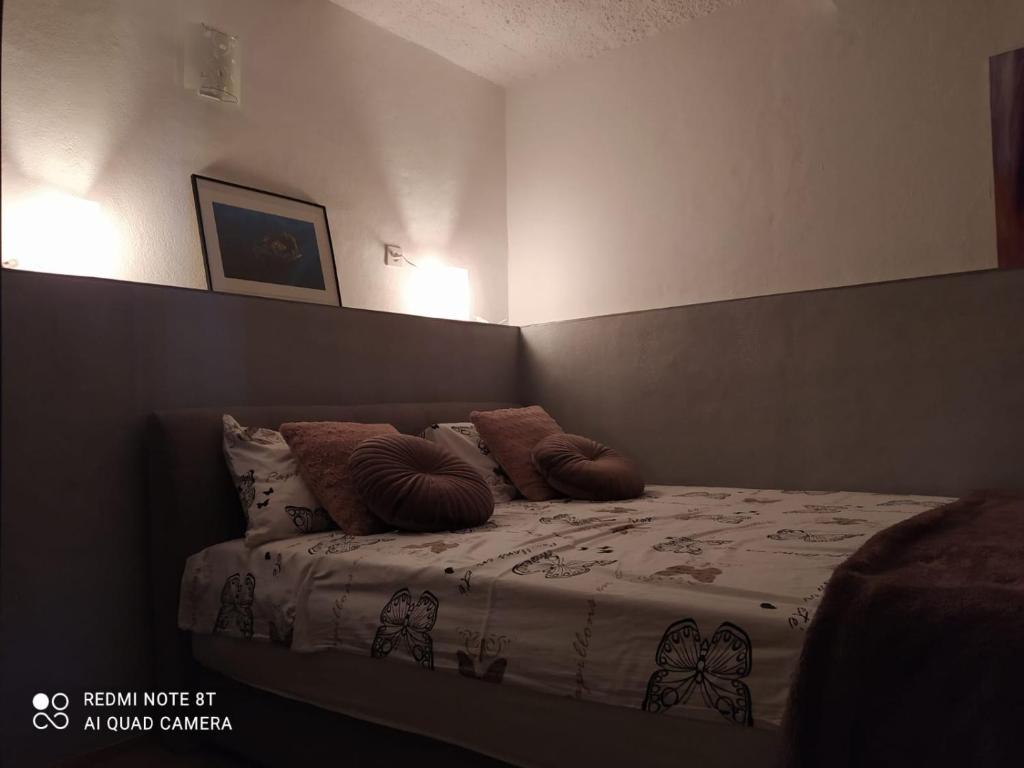 uma cama com almofadas num quarto em STUDIO APARTMAN KATARINA em Sibenik