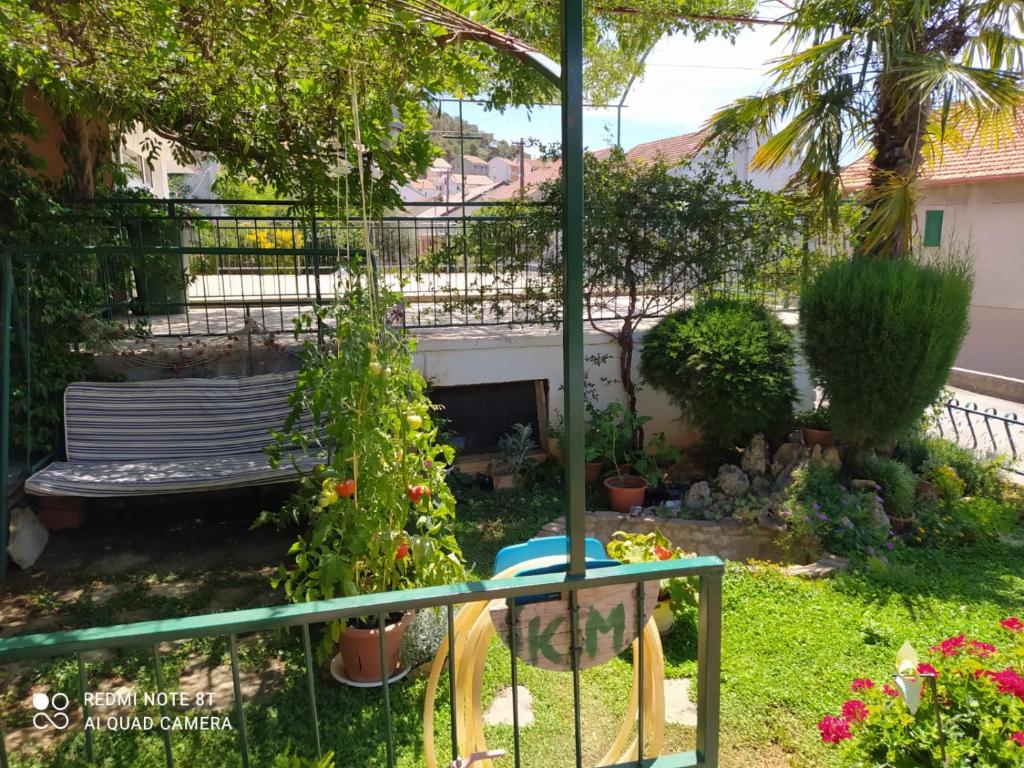 Vonkajšia záhrada v ubytovaní STUDIO APARTMAN KATARINA