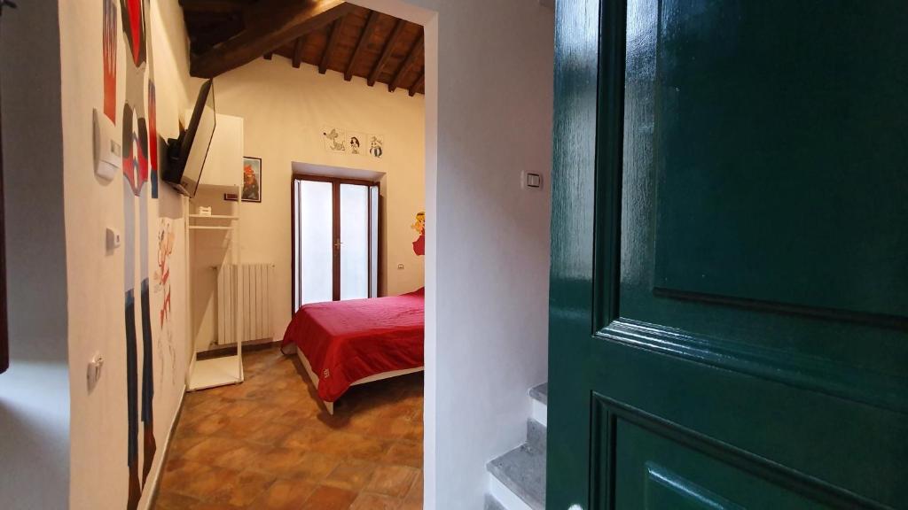 a green door in a room with a bedroom at Palazzetto la Fonte in Viterbo