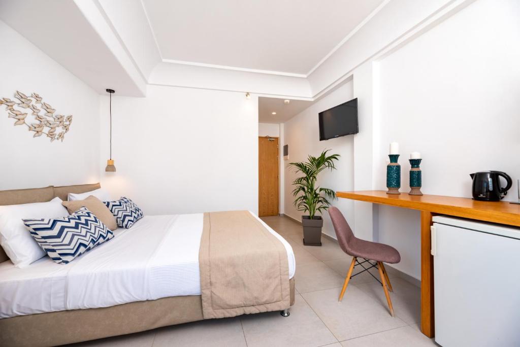 Postel nebo postele na pokoji v ubytování Kalisperis Hotel