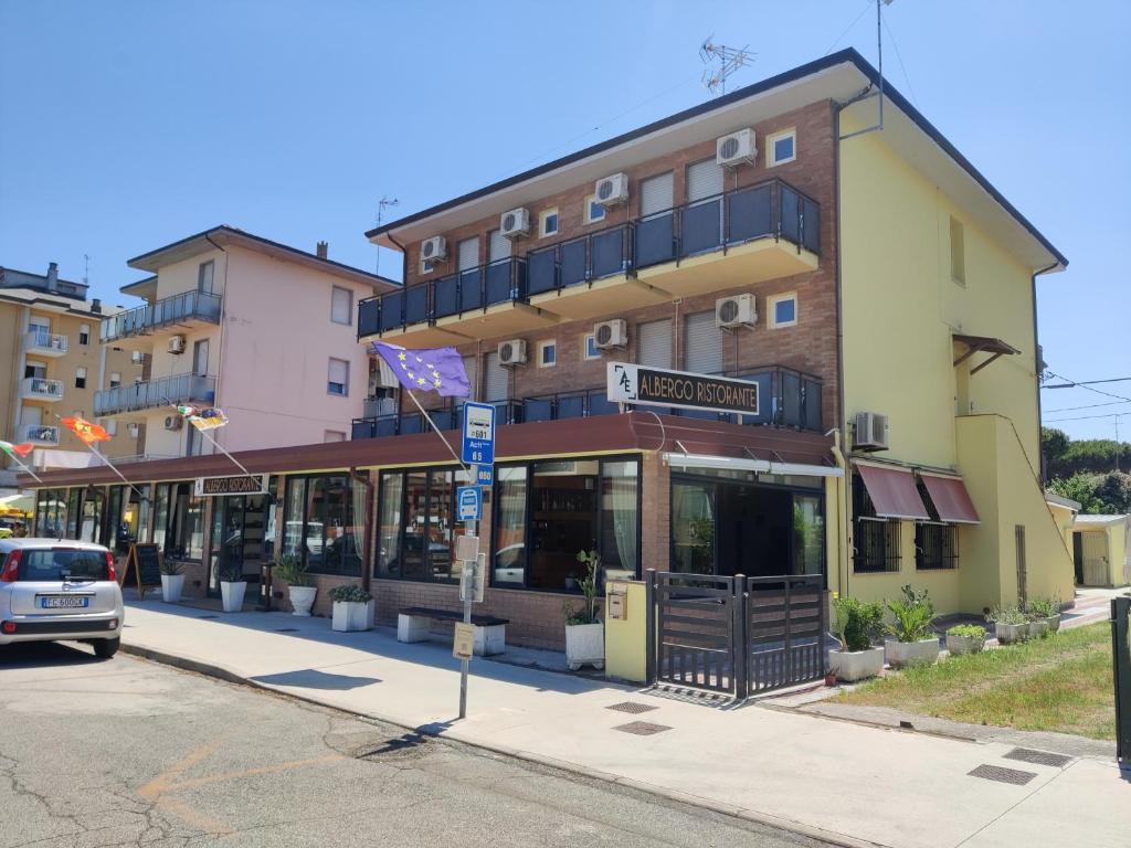 un edificio en la esquina de una calle en Albergo ristorante Elena, en Lido delle Nazioni