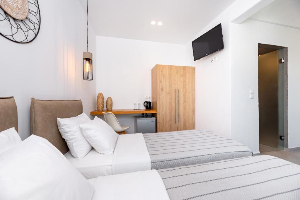 TV a/nebo společenská místnost v ubytování Kalisperis Hotel