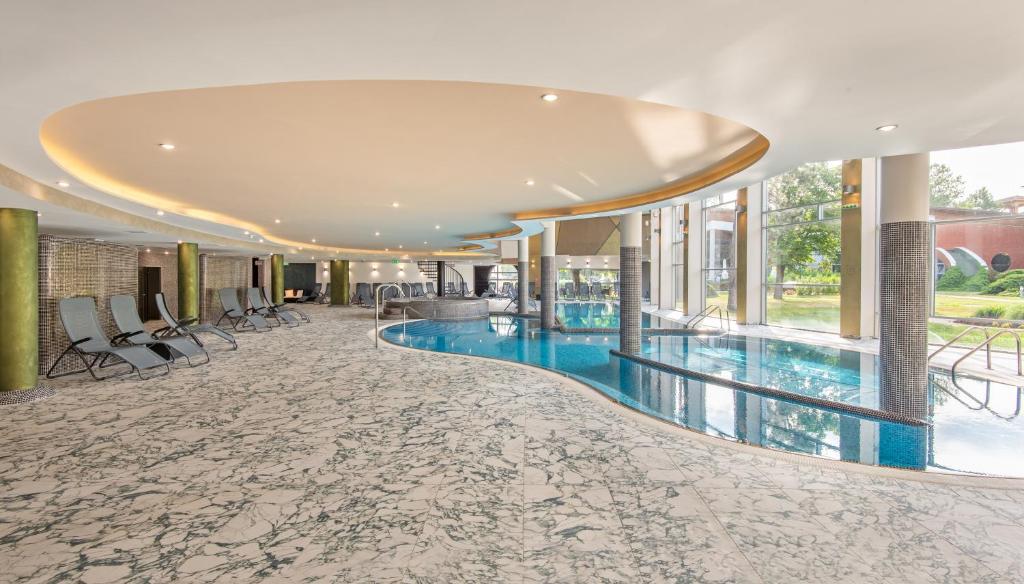 Bazén v ubytovaní Hotel Azur Premium alebo v jeho blízkosti