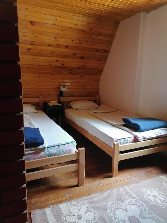 Postel nebo postele na pokoji v ubytování vila Borova glava