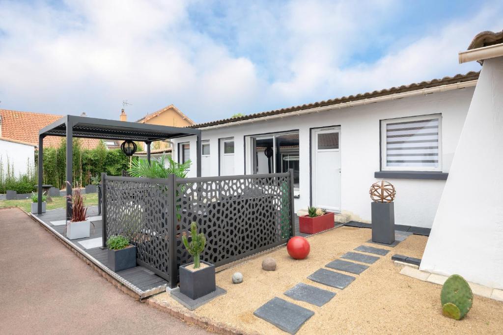 une maison blanche avec un portail et quelques plantes dans l'établissement Maison pour 6. Pornic 700m de la plage, à Pornic