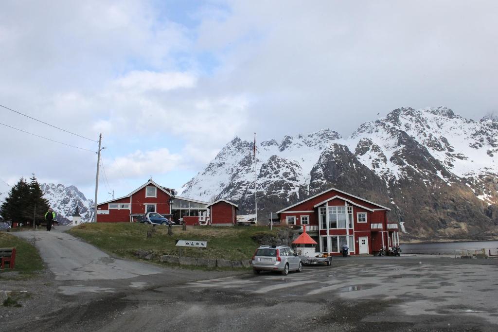 un grupo de casas frente a una montaña en Sildpollnes Sjøcamp, en Vestpollen