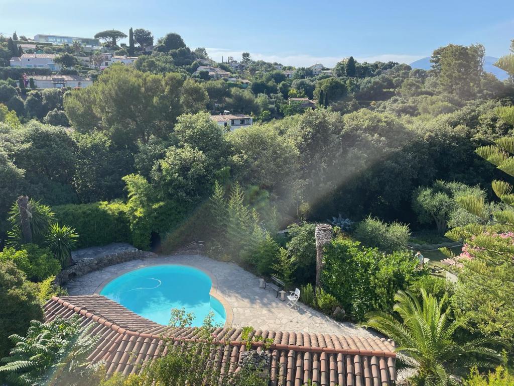 une piscine au milieu d'un jardin dans l'établissement Independent One bedroom Apartment, à Antibes