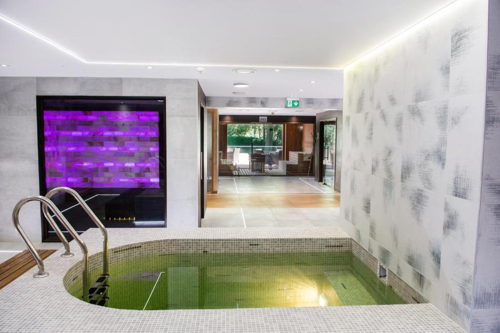 Bazén v ubytování Hotel Azur Siofok nebo v jeho okolí