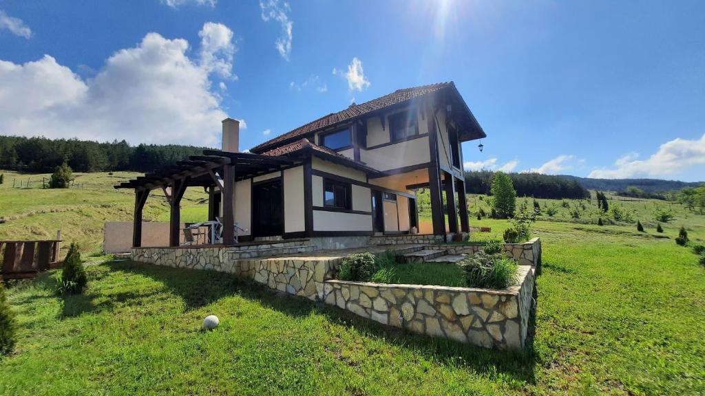 a house in the middle of a field at Wass House in Kosjeric