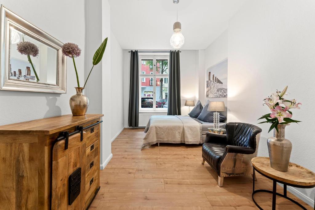 ベルリンにあるThe Weichsel - Group Flat in Central Berlin, Family-Friendly, 3BR, 2 bath rooms, 4- 6 Guestsのベッドルーム1室(ベッド1台、テーブル付)