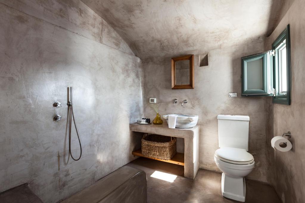 Uma casa de banho em Spitia Santorini Villa Collection