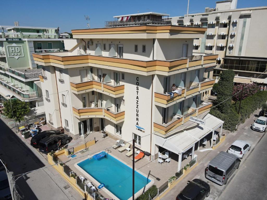 una vista aérea de un edificio con piscina en Hotel Costazzurra by Interlux, en Rímini