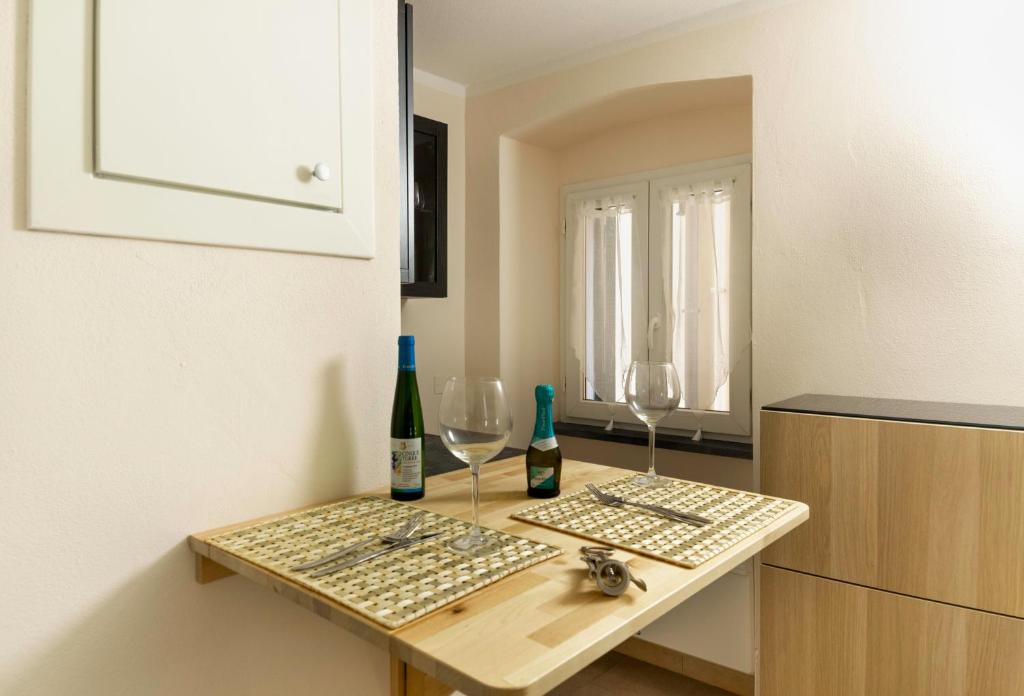 a table with two wine bottles and glasses on it at Affittacamere Le Pescatrici in Riomaggiore