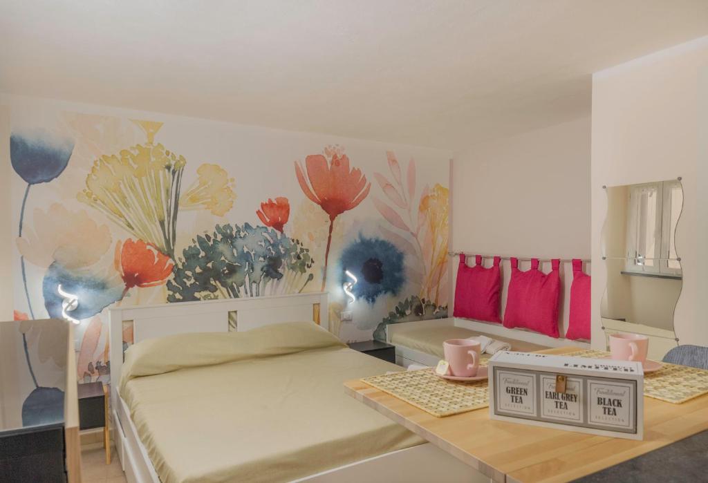 a bedroom with a bed and a table in it at Affittacamere Le Pescatrici in Riomaggiore