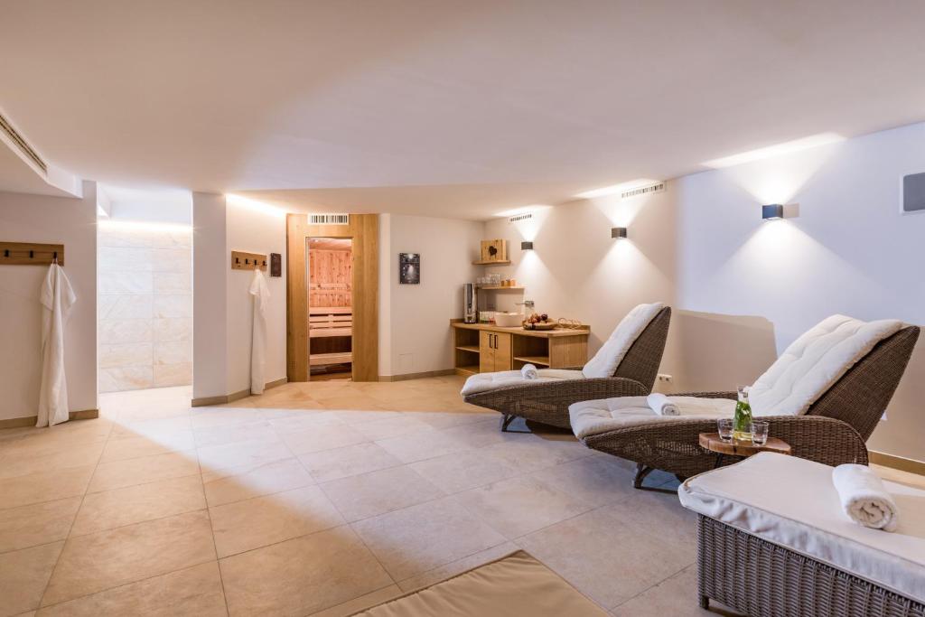 A seating area at Hotel Glockenstuhl