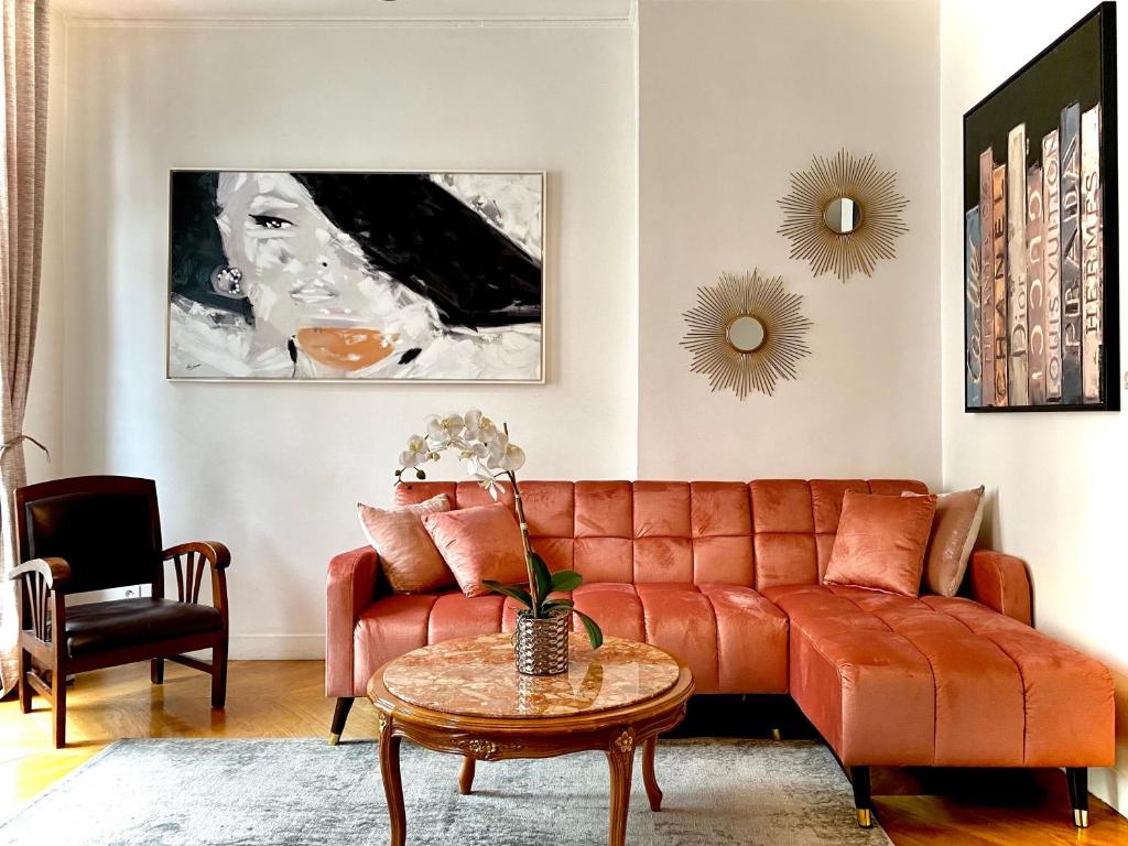 - un salon avec un canapé et une table dans l'établissement Apartments Du Louvre - Le Marais, à Paris