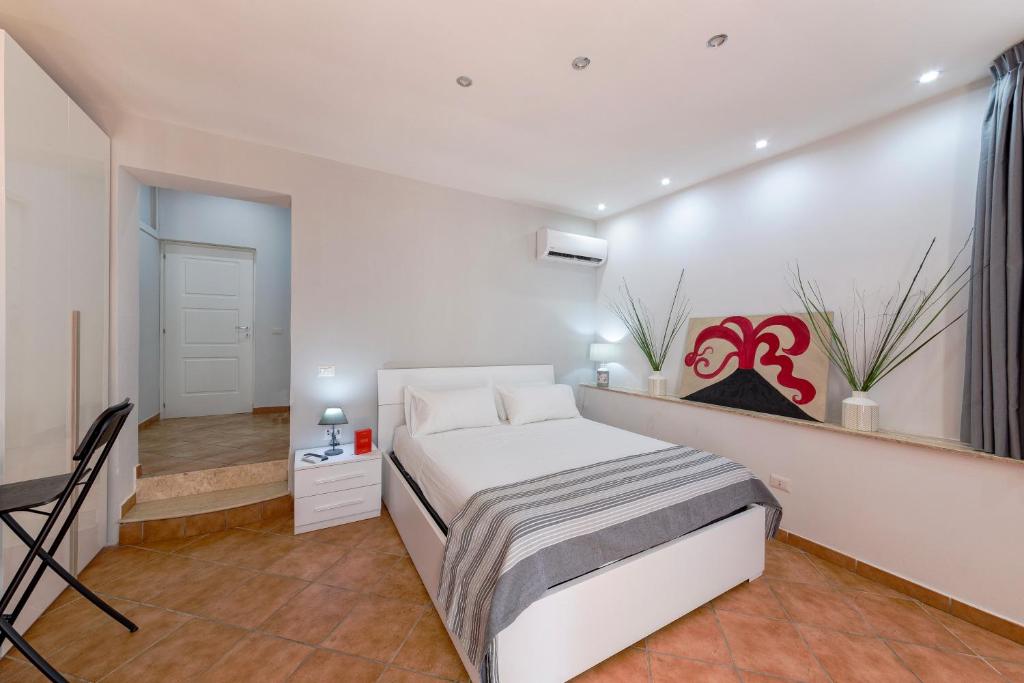 - une chambre blanche avec un lit dans l'établissement Masaniello Apartment, à Naples