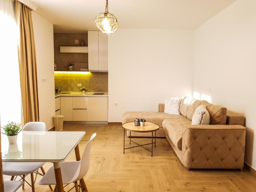 LaCasa Apartments Ulcinj tesisinde bir oturma alanı