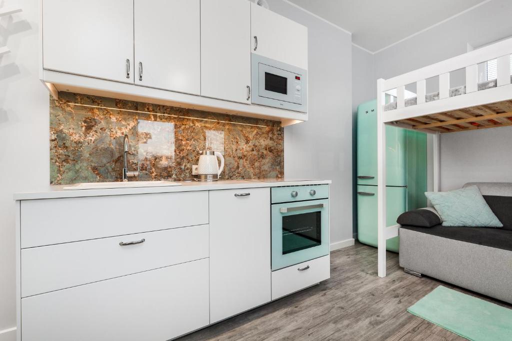Kuchyňa alebo kuchynka v ubytovaní Apartamenty Świętojańskie Gdynia