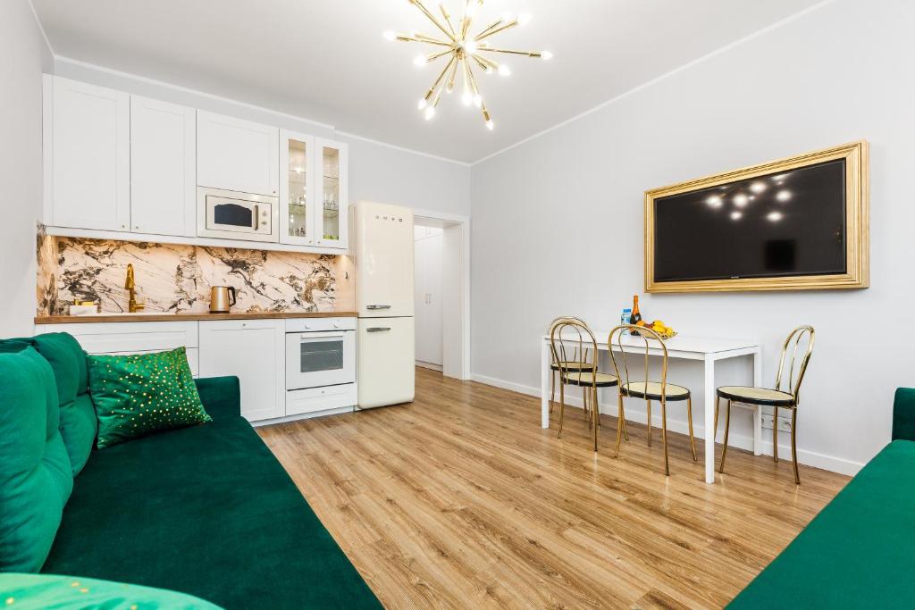 Kuchyňa alebo kuchynka v ubytovaní Apartamenty Świętojańskie Gdynia