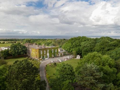 una vista aérea de un gran edificio en un parque en Hardwicke Hall Manor Hotel, en Hartlepool