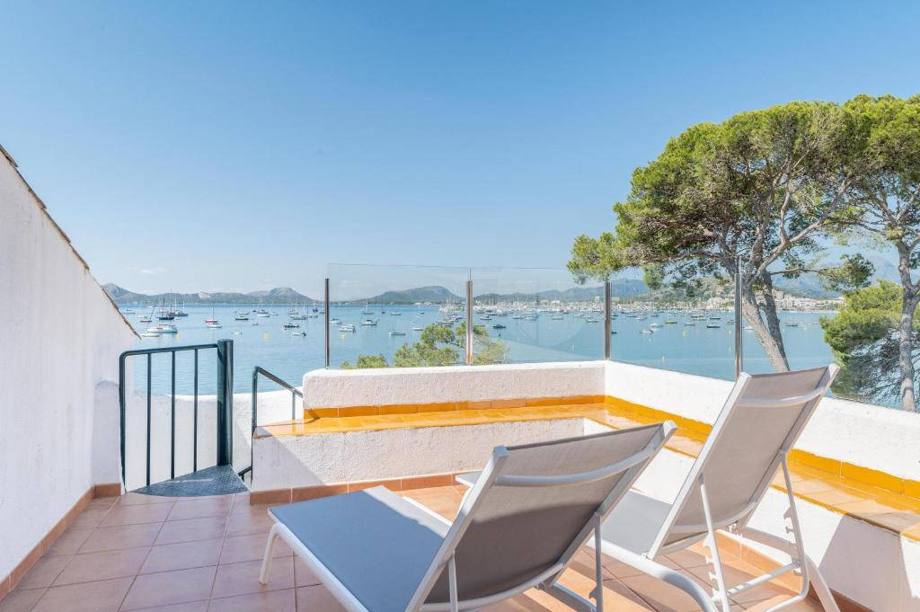 een balkon met een tafel en stoelen en uitzicht op het water bij Isabela 2b-3 habitaciones con ático in Port de Pollença