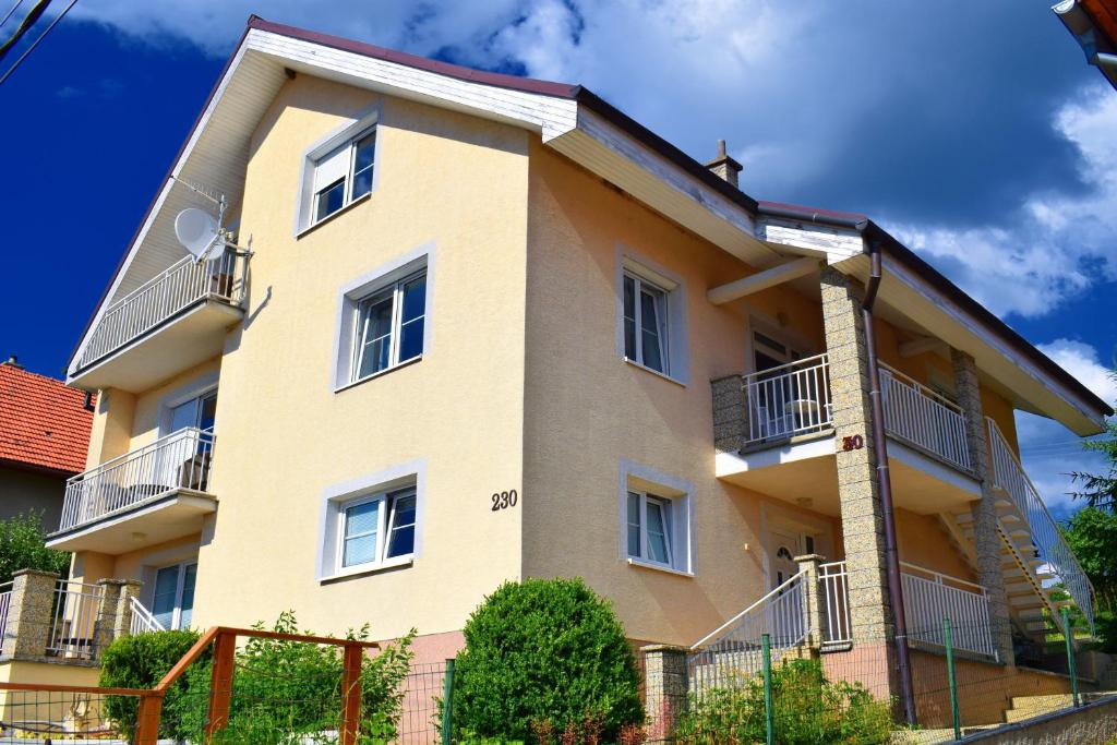 un edificio con balcones en un lateral en Apartments Lakeview en Liptovský Trnovec